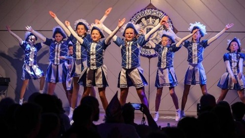 Tanzgarde der KG Blau Weiss bei einem Auftritt