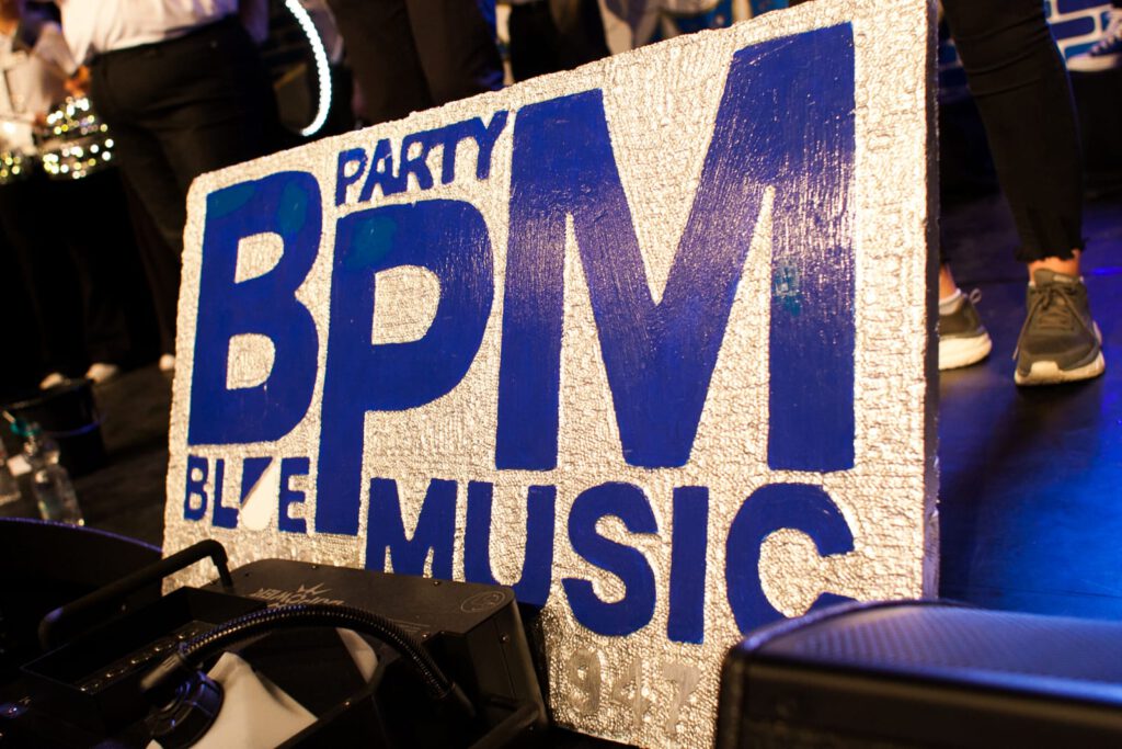 BPM-Mitglieder bei einem Auftritt mit ihrem Bandnamen