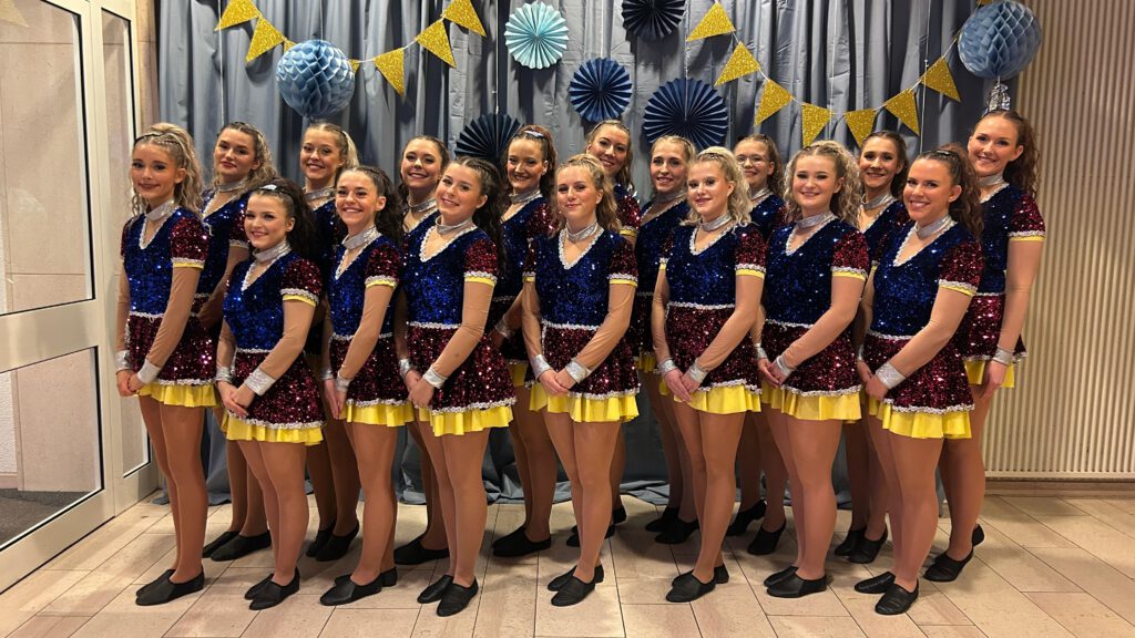 Die Showtanzgruppe Blue Sensation bei einem Bühnenauftritt