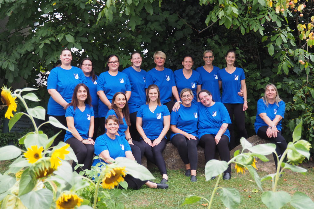 Die Muddis als Tanzgruppe in blauen Vereins-Shirts